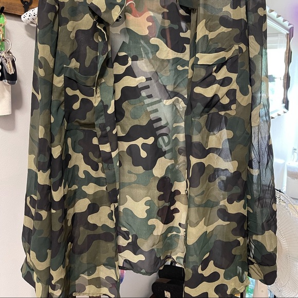Forever 21 Camo blouse - Picture 2 of 3